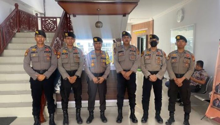 Subsatgas PAM Kantor Pemilu, melakukan Pengamanan di Kantor KPU Provinsi Riau, selama Tahap Perhitungan Suara