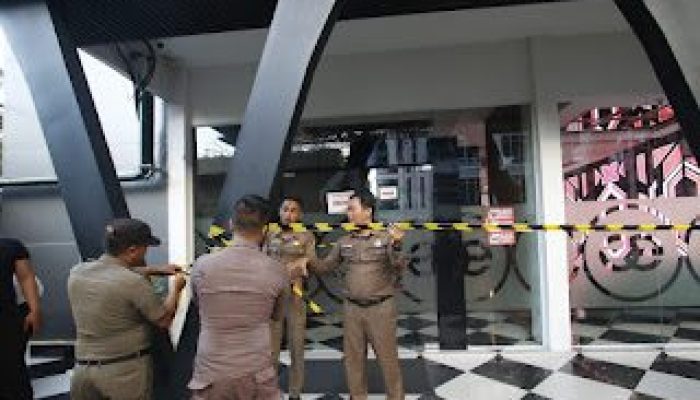 Ambil Langkah Tegas Diduga Langgar Perda, Satpol PP Pekanbaru Segel Axelle KTV