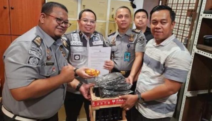 Polda Riau Serah Terimakan Senpi Beserta Amunisi ke 5 Lapas Dan Rutan di Riau