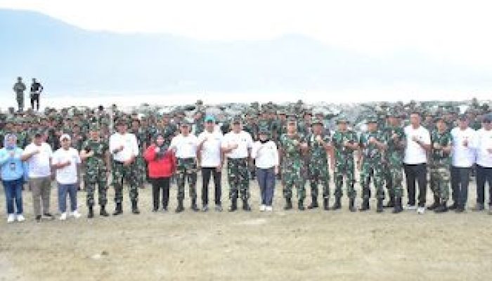 Korem 132/Tdl melakukan Aksi Sosial Karya Bakti TNI dalam rangka Memperingati Hari Peduli Sampah Nasional Tahun 2024