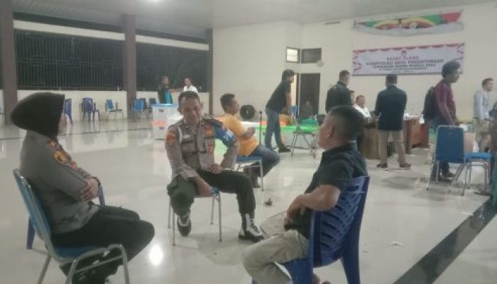 Tak Kenal Waktu, Kapolsek Bangkinang Kota Pantau Pleno Rekapitulasi Suara Hingga Malam