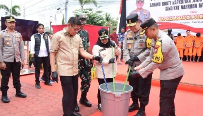 Bupati Bengkalis Kasmarni & Kapolda Riau Ikut Musnahkan Barang Bukti Narkoba 15,6 Kilogram