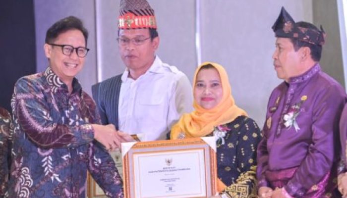 Bupati Bengkalis Kasmarni Terima Sertifikat Kemenkes atas Prestasi Bengkalis Bebas dari Frambusia