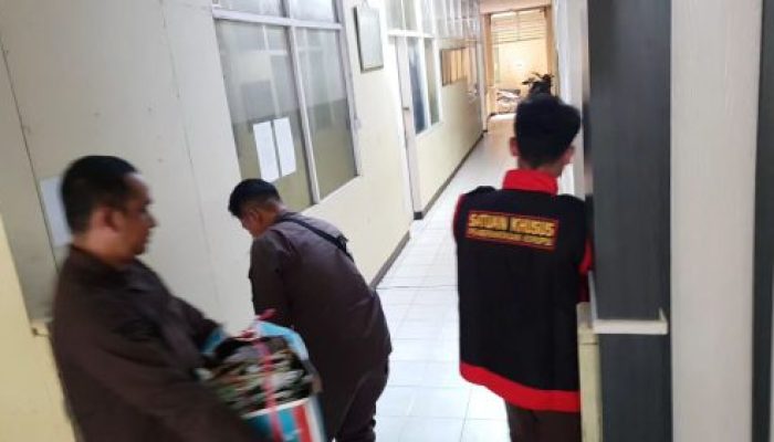 Dinas Pendidikan dan Kebudayaan Kabupaten 50 Kota di Geledah Tim Kejari Terkait Dugaan Korupsi Pengadaan Seragam Sekolah Tahun 2023