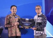 Hendra Saputra Menerima Trophy dan Penghargaan Anugerah Media Center 2024 di Trans Convention Center