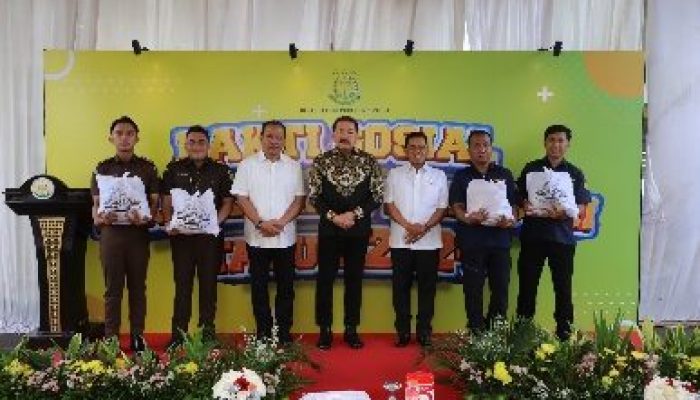 Dalam Rangka Kejaksaan RI Peduli, Jaksa Agung ST Burhanuddin Salurkan 5600 Paket Sembako Bagi Masyarakat Umum dan Pegawai Kejaksaan Agung