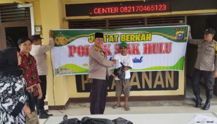 Laksanakan Giat Jum’at Berkah dan Curhat, Kapolsek Siak Hulu Bersama PT ABL Berbagi Sembako untuk Warga Desa Pangkalan Baru