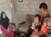 Lakukan Kegiatan Anjangsana, Serka Anwari Memberikan Bantuan Nutrisi Tambahan Kepada Anak Penderita Stunting