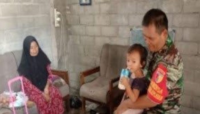 Lakukan Kegiatan Anjangsana, Serka Anwari Memberikan Bantuan Nutrisi Tambahan Kepada Anak Penderita Stunting