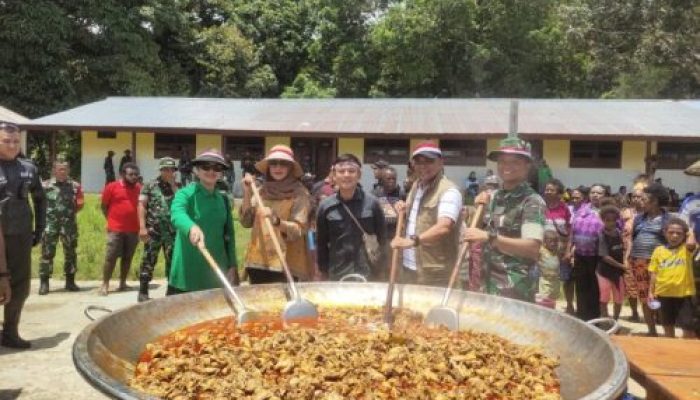 Perkuat Rasa Persatuan dan Kesatuan, Pangdam Kasuari dan Ketua Persit KCK Ikut Serta Dalam Demo Masak Bertajuk “Kuali Merah Putih” di Warmare