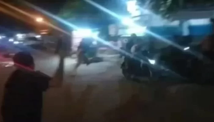 Polisi Membubarkan Puluhan Remaja yang akan Tawuran saat Tarawih