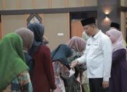 Berbagi Berkah Ramadhan Pemko Pekanbaru Salurkan Zakat Kepada Puluhan THL dan Masyarakat