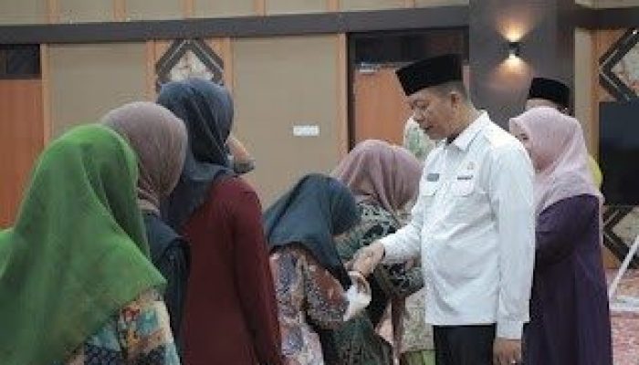 Berbagi Berkah Ramadhan Pemko Pekanbaru Salurkan Zakat Kepada Puluhan THL dan Masyarakat