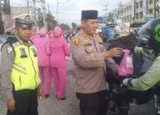 Kapolsek Siak Hulu Beserta Jajaran Polsek Siak Hulu Lakukan Kegiatan Berbagi Takjil Kepada Pengguna Jalan