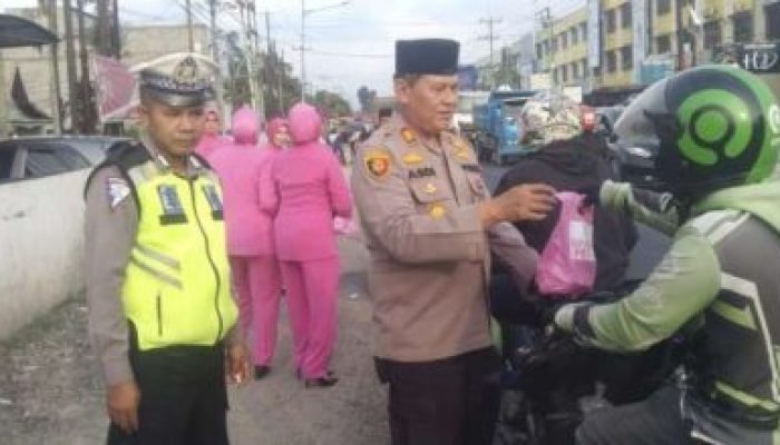 Kapolsek Siak Hulu Beserta Jajaran Polsek Siak Hulu Lakukan Kegiatan Berbagi Takjil Kepada Pengguna Jalan