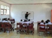 Saat TNI Jadi Guru Untuk Anak-anak di Papua