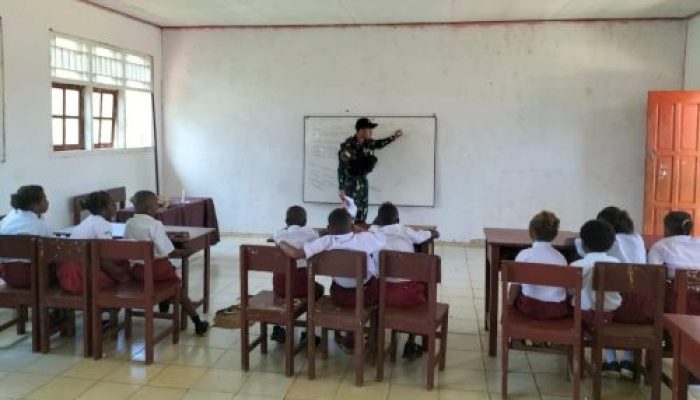 Saat TNI Jadi Guru Untuk Anak-anak di Papua