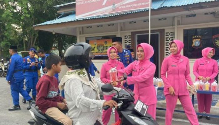 Satpolairud Polres Meranti Lakukan Kegiatan Berbagi Takjil Kepada Masyarakat dan Pengguna Jalan