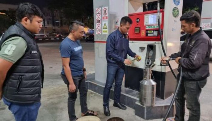 Memastikan Tidak Ada Kecurangan, Sat Reskrim Polresta Pekanbaru Memberikan Himbauan Kepada Pemilik dan Pekerja SPBU