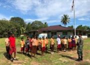 Satgas Yonif 125/SMB Latih Murid SD Katolik YPPK Hati Kudus Upacara Bendera