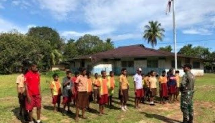 Satgas Yonif 125/SMB Latih Murid SD Katolik YPPK Hati Kudus Upacara Bendera