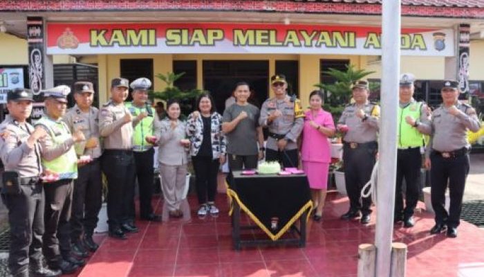 Dalam Rangka Menjalin Soliditas dan Sinergitas TNI-POLRI, Kapolres Dairi, AKBP. Agus Bahari, P.A., SIK., SH., M.Si gelar kegiatan Perayaan Ultah Personil