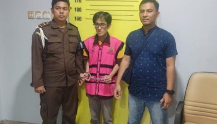 Tim Penyidik Kejagung Menahan Direktur PT SMIP Terkait Kasus Korupsi Impor Gula di Pekanbaru