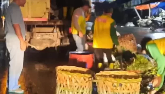 Turun Langsung Ke Lapangan, Suwandi Bersama Tenaga Kebersihan Lakukan Pembersihan Tumpukan Sampah di Sepanjang Jalan Lintas Riau-Sumut