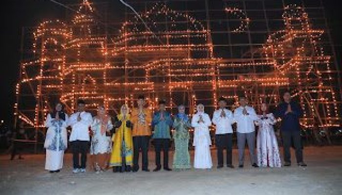 Kemeriahan Pembukaan Festival Lampu Colok 1445 H di Kota Pekanbaru