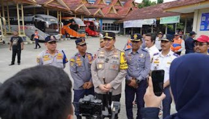 Cek Kelayakan Kendaraan, Kapolda Riau Melakukan Pengecekan Pospam Ketupat Lancang Kuning 2024 di Terminal AKAP dan Bandara SSQ II