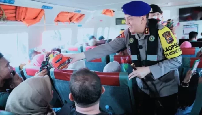 Lakukan Patroli Perairan, Kapolda Riau dan Ditpolairud Cegat ‘Speedboat Naga Line’ Untuk Pastikan Kemanan dan Kenyamanan Arus Balik Lebaran 2024