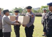Menyambut Idul Fitri 1445 H, Kapolda Riau Memberikan 6.178 Paket Bingkisan Lebaran Kepada Personel Polda Riau