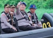 Pastikan Masyarakat Aman & Terlayani, Kapolda Riau Turun Langsung Lakukan Patroli Di Perairan Sungai Siak Hadapi Arus Balik Lebaran 2024