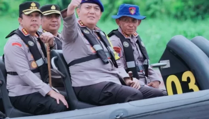 Pastikan Masyarakat Aman & Terlayani, Kapolda Riau Turun Langsung Lakukan Patroli Di Perairan Sungai Siak Hadapi Arus Balik Lebaran 2024