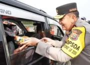 Turun Langsung Ke Lapangan, Kapolda Riau Mengatur Lalu Lintas Arus Balik di Tol Sungai Pinang Pospam Tanjung Alai Kampar