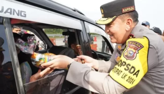 Turun Langsung Ke Lapangan, Kapolda Riau Mengatur Lalu Lintas Arus Balik di Tol Sungai Pinang Pospam Tanjung Alai Kampar