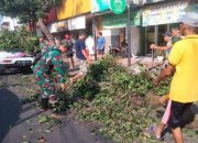 Semangat Gotong Royong dan Kebersamaan, Anggota Personel Koramil 0808/10 Kademangan Bersama Warga Laksanakan Kerja Bakti Pembersihan Lingkungan