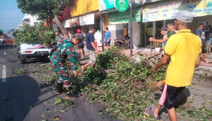 Semangat Gotong Royong dan Kebersamaan, Anggota Personel Koramil 0808/10 Kademangan Bersama Warga Laksanakan Kerja Bakti Pembersihan Lingkungan