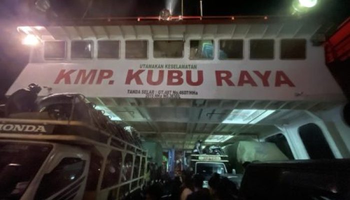 Laka Perairan Sungai, KMP Kubu Raya Menabrak Kapal Tongkang yang Sedang Parkir