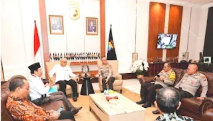 Menjelang Hari Raya Idul Fitri, Kompolnas Bersama Kapolri dan Menhub Melakukan Pemantauan Kesiapan Ops Ketupat 2024 di Polda Jatim