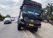 Kurangnya Rambu-Rambu Peringatan, Sebuah Truk Pakan Ternak Terperosok Ke Lubang Proyek Pelebaran Jalan Di Bangkinang