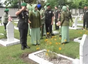 Korem 031/WB Laksanakan Upacara Ziarah Ke TMP Kusuma Dharma Dalam Rangka Memperingati HUT Ke- 65 Korem 031/WB