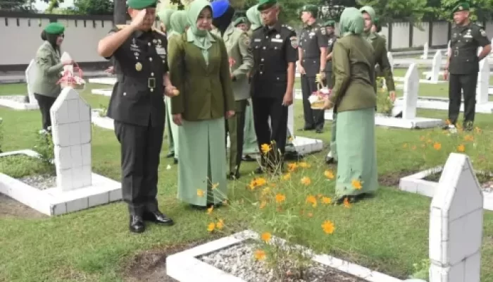 Korem 031/WB Laksanakan Upacara Ziarah Ke TMP Kusuma Dharma Dalam Rangka Memperingati HUT Ke- 65 Korem 031/WB