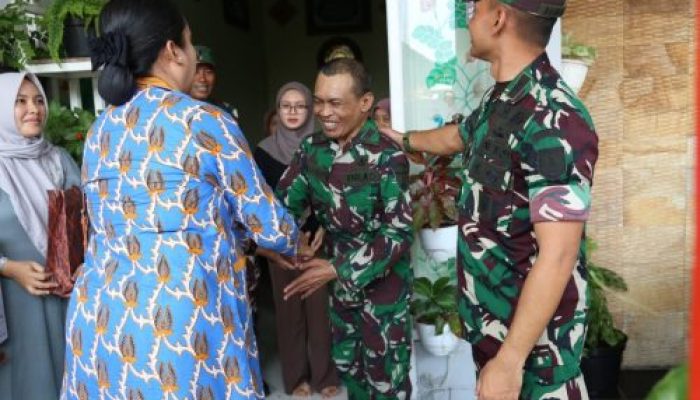 Kepedulian Seorang Pemimpin, Dandim 0812/Lamongan Letkol Wira Menjenguk Anggotanya yang Sakit