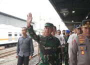 Panglima TNI Bersama Kapolri dan Menhub Lakukan Peninjauan Puncak Arus Mudik di Stasiun Pasar Senen