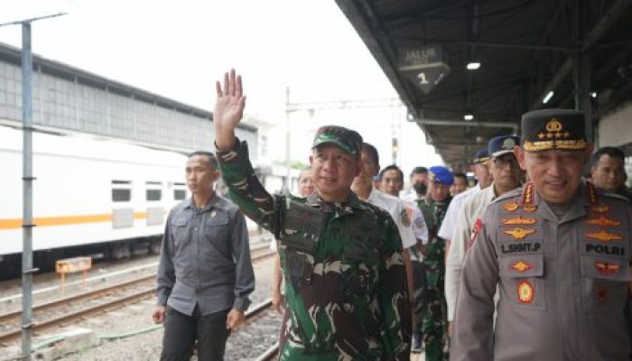 Panglima TNI Bersama Kapolri dan Menhub Lakukan Peninjauan Puncak Arus Mudik di Stasiun Pasar Senen