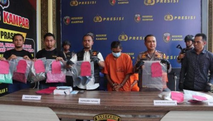 Polres Kampar Laksanakan Ekpos Terhadap Pelaku Pembunuhan Nenek di Desa Ganting Damai
