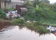 Penumpukan Sampah Di Jalan Gulama Pekanbaru, Mengeluarkan Bau Busuk, Pengguna Jalan Terganggu