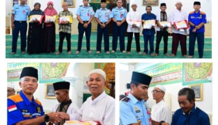 Jelang Idul Fitri 1445 H, Komandan Lanud Roesmin Nurjadin Menyerahkan Zakat ke UPZ Masjid Amrullah Untuk Diserahkan Kepada Mustahiq