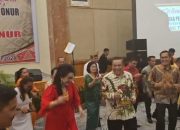 Pj Gubernur Riau SF Hariyanto Bersama Masyarakat Nias Ikut Larut Dalam Suasana “Tari Maena” di Hotel Arya Duta Pekanbaru